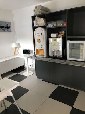 Petit déjeuner buffet (6.90 EUR par personne)