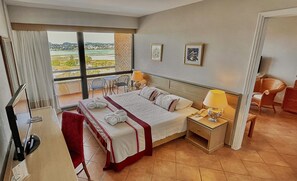 Suite Superior | Minibar, brankas, meja kerja, dan ruang kerja ramah laptop