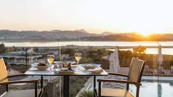 Breakfast and dinner served, international cuisine