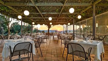 Serveert ontbijt en diner, internationale gerechten