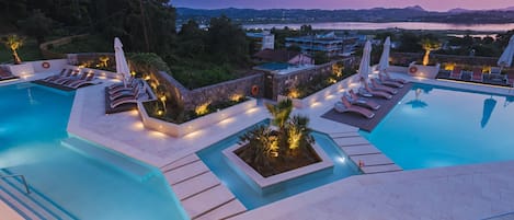 Piscine extérieure en saison, parasols, chaises longues