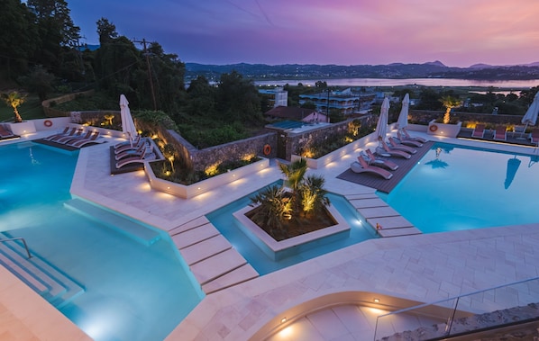 حمّام سباحة خارجي موسمي، مظلات على حمّام السباحة، مقاعد للتشمس