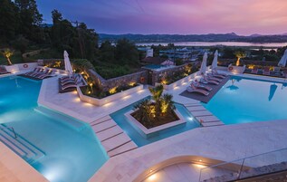 Una piscina al aire libre de temporada, sombrillas, tumbonas