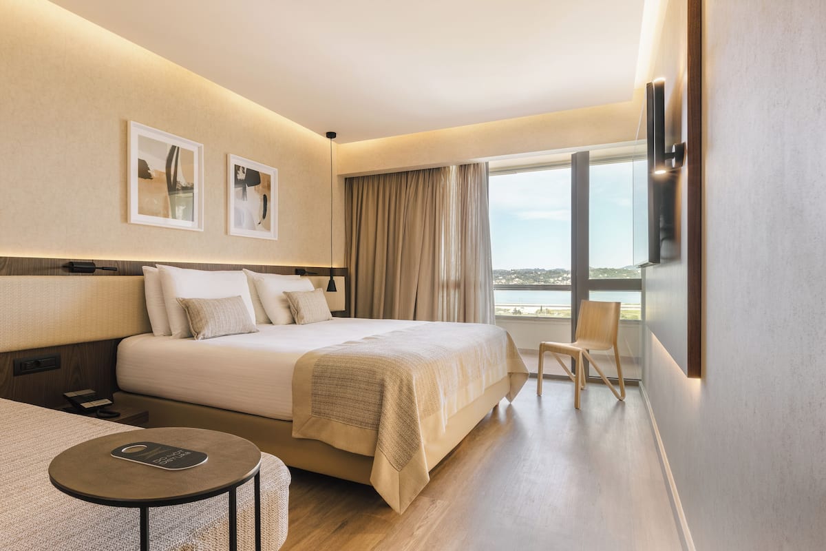 ميني بار وخزنة داخل الغرفة ومكتب ومساحة عمل للكمبيوتر المحمول