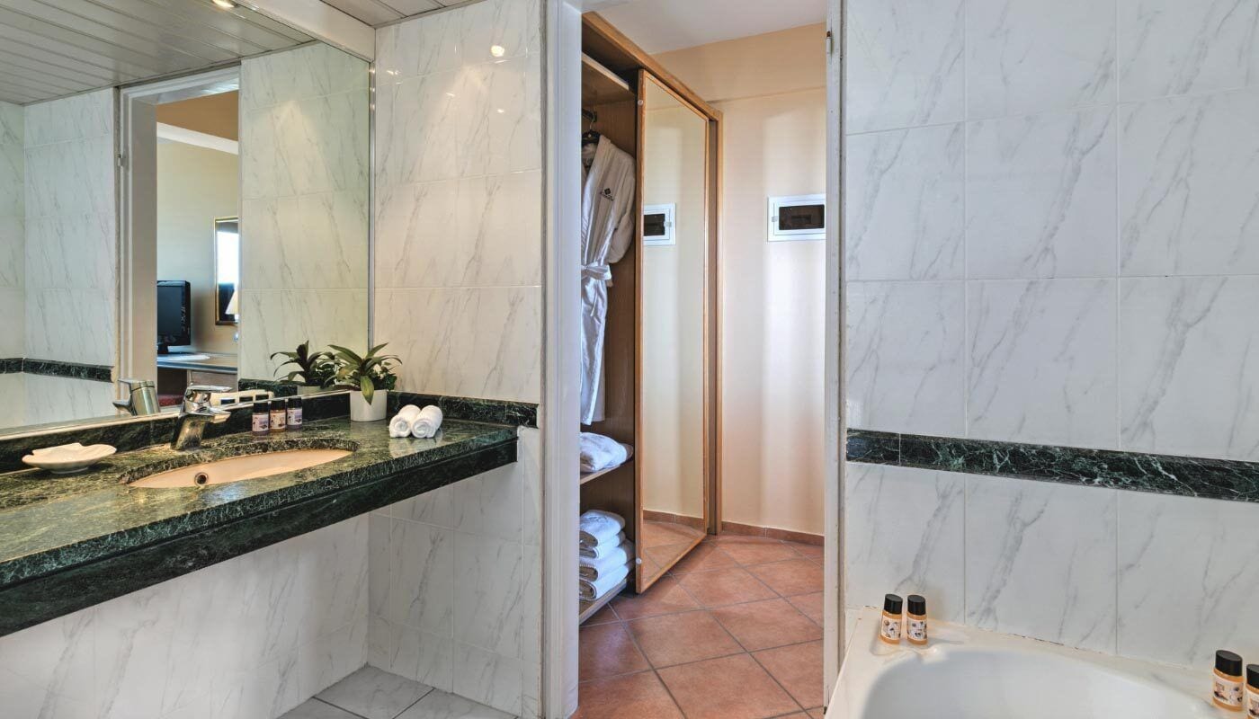 superior suite | bathroom | combined shower/bathtub, free toiletries, hair dryer, towels