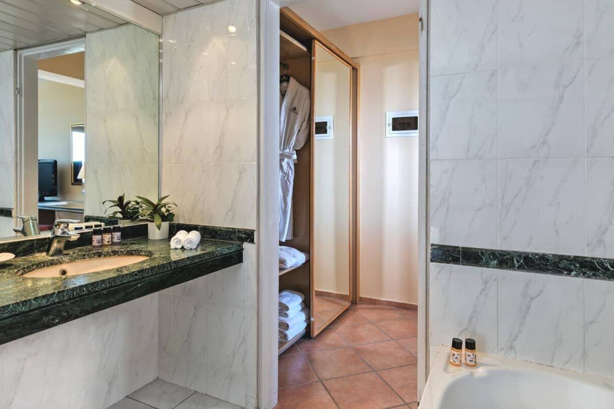 superior suite | bathroom | combined shower/bathtub, free toiletries, hair dryer, towels
