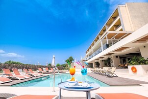 季节性开放的室外游泳池，池畔遮阳伞，日光浴躺椅