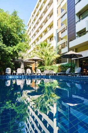 Outdoor pool, open 8:30 AM to 2:30 PM, pool umbrellas, pool loungers - Divani Palace Acropolis (Athens)