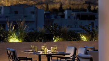 2 restaurants, breakfast served