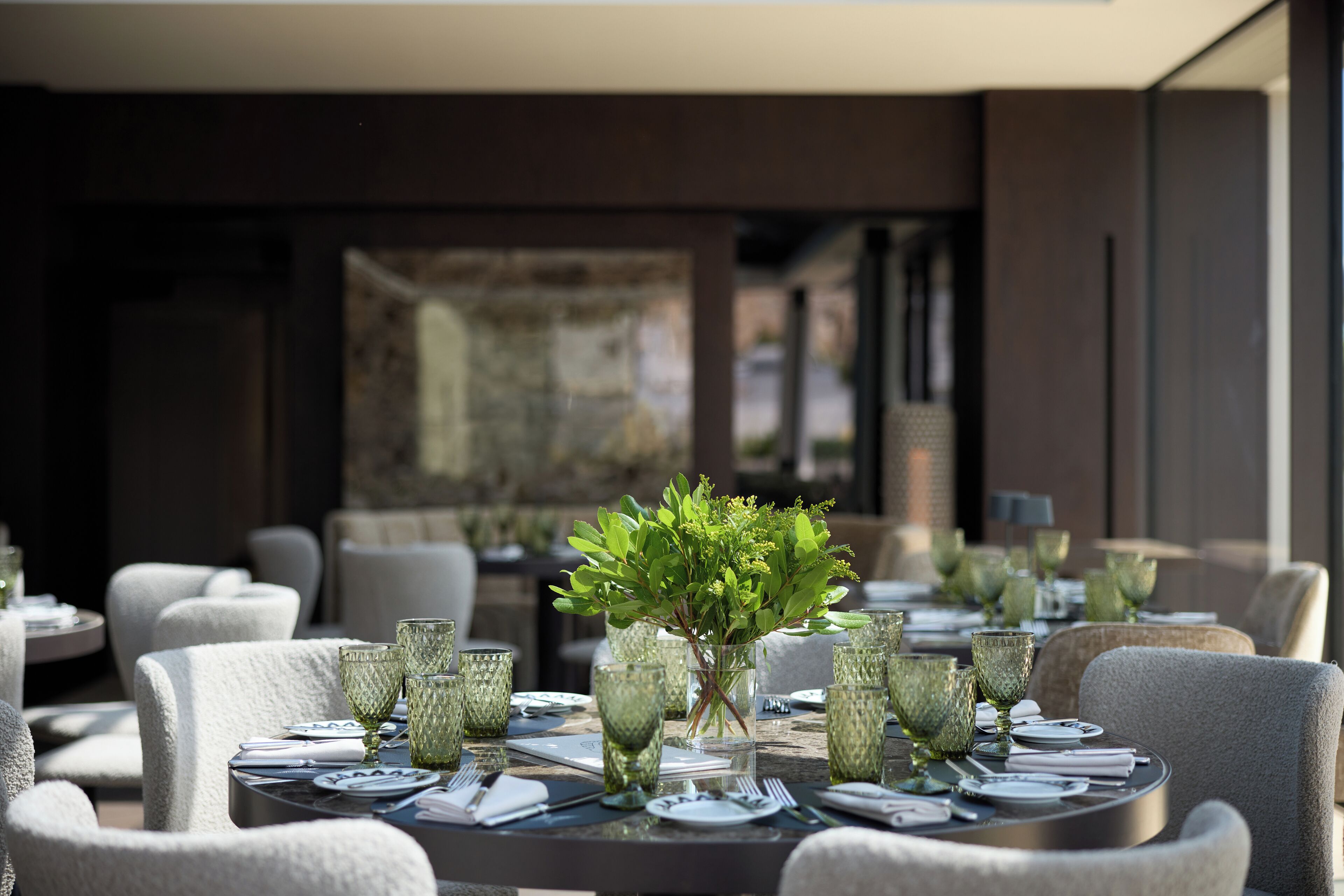 2 restaurants, breakfast served