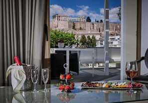 Suite, terras (Acropolis) | Hypoallergeen beddengoed, een minibar, een kluis op de kamer, een bureau