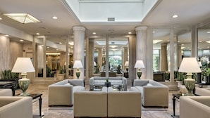 Un'ampia hall con soffitto alto, grandi colonne e un lucernario.