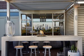 3 bares y bar junto a la piscina