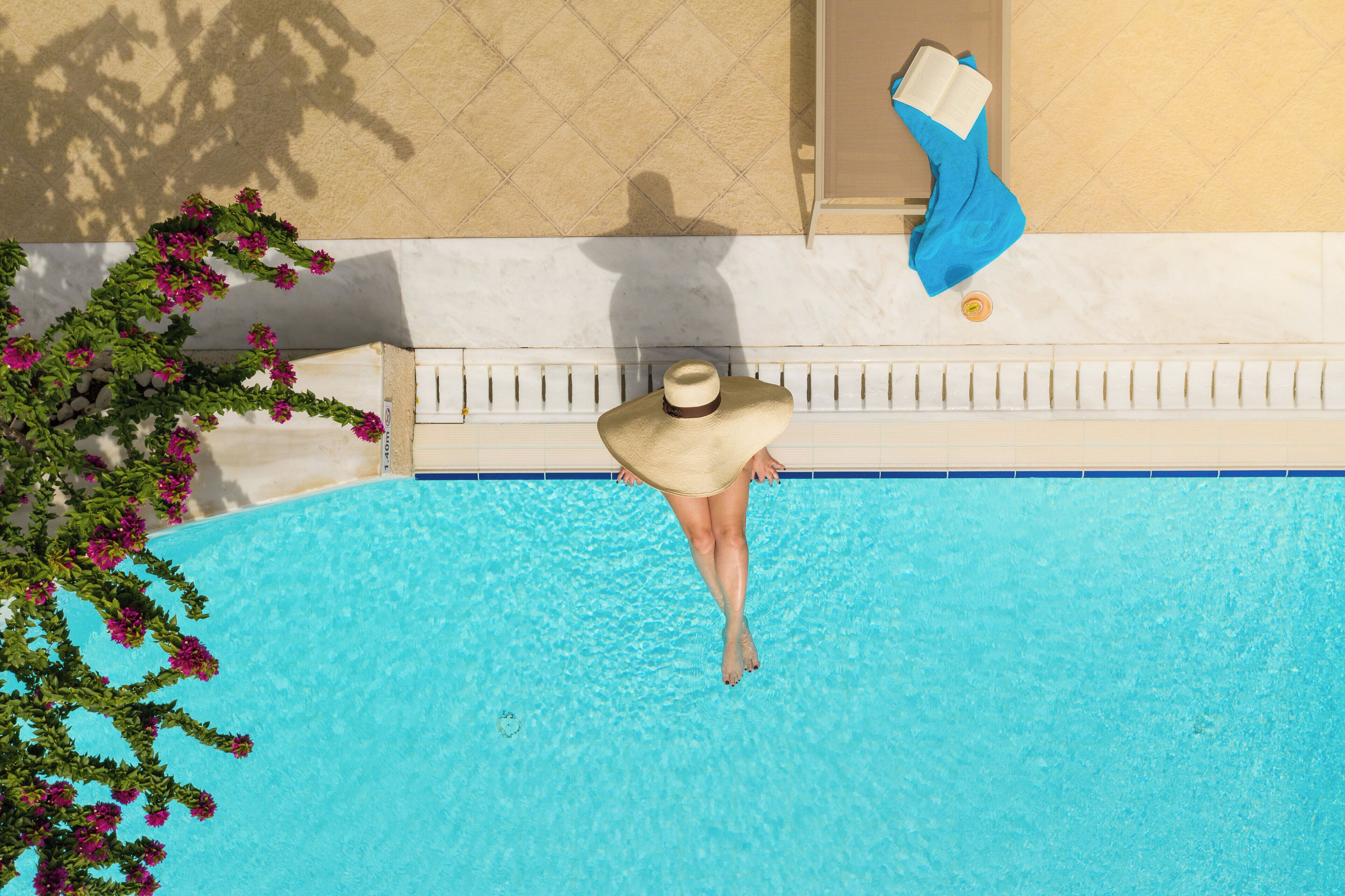 Seasonal outdoor pool, pool umbrellas, sun loungers