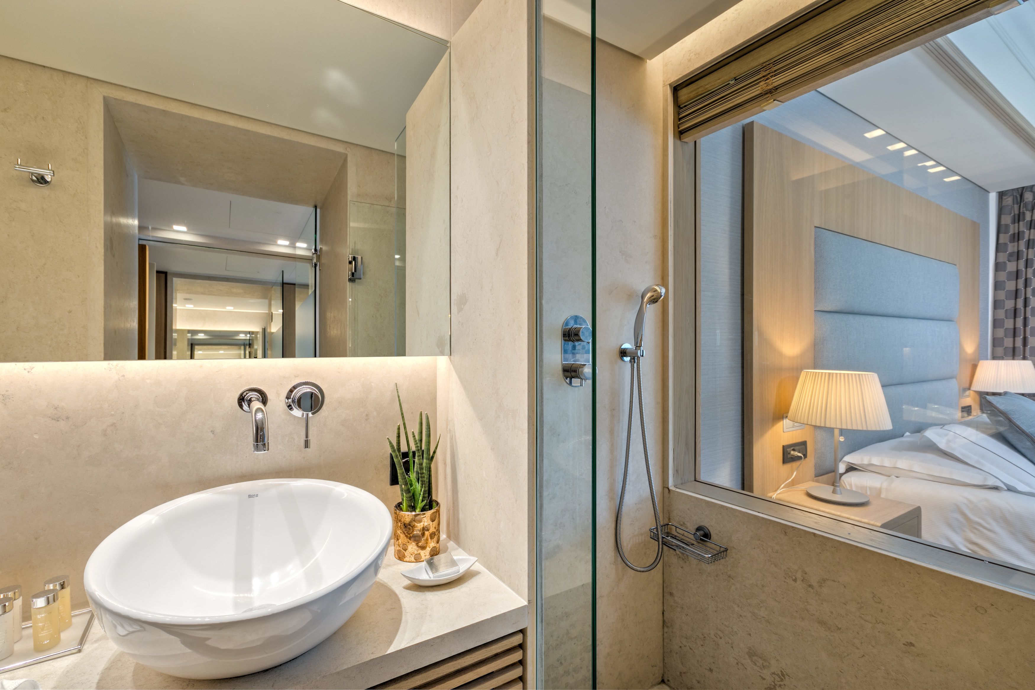 standard double room | bathroom | free toiletries, hair dryer, bathrobes, slippers