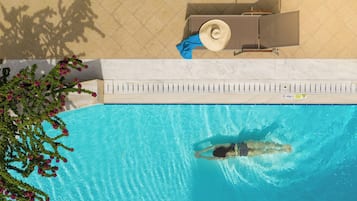 Seasonal outdoor pool, pool umbrellas, sun loungers