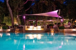 2 restaurantes; se sirven desayunos, almuerzos y cocina mediterránea 