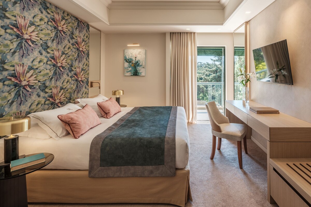 Premium Deluxe Double Room | 1 bedroom, Egyptian cotton sheets, premium bedding, minibar