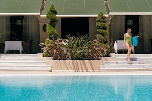 2 restaurantes; se sirven desayunos, almuerzos y cocina mediterránea 