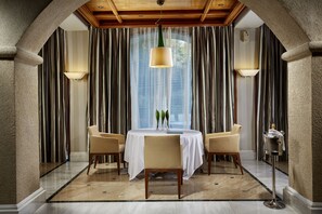2 restaurantes, se sirven desayunos, comidas y cocina mediterránea