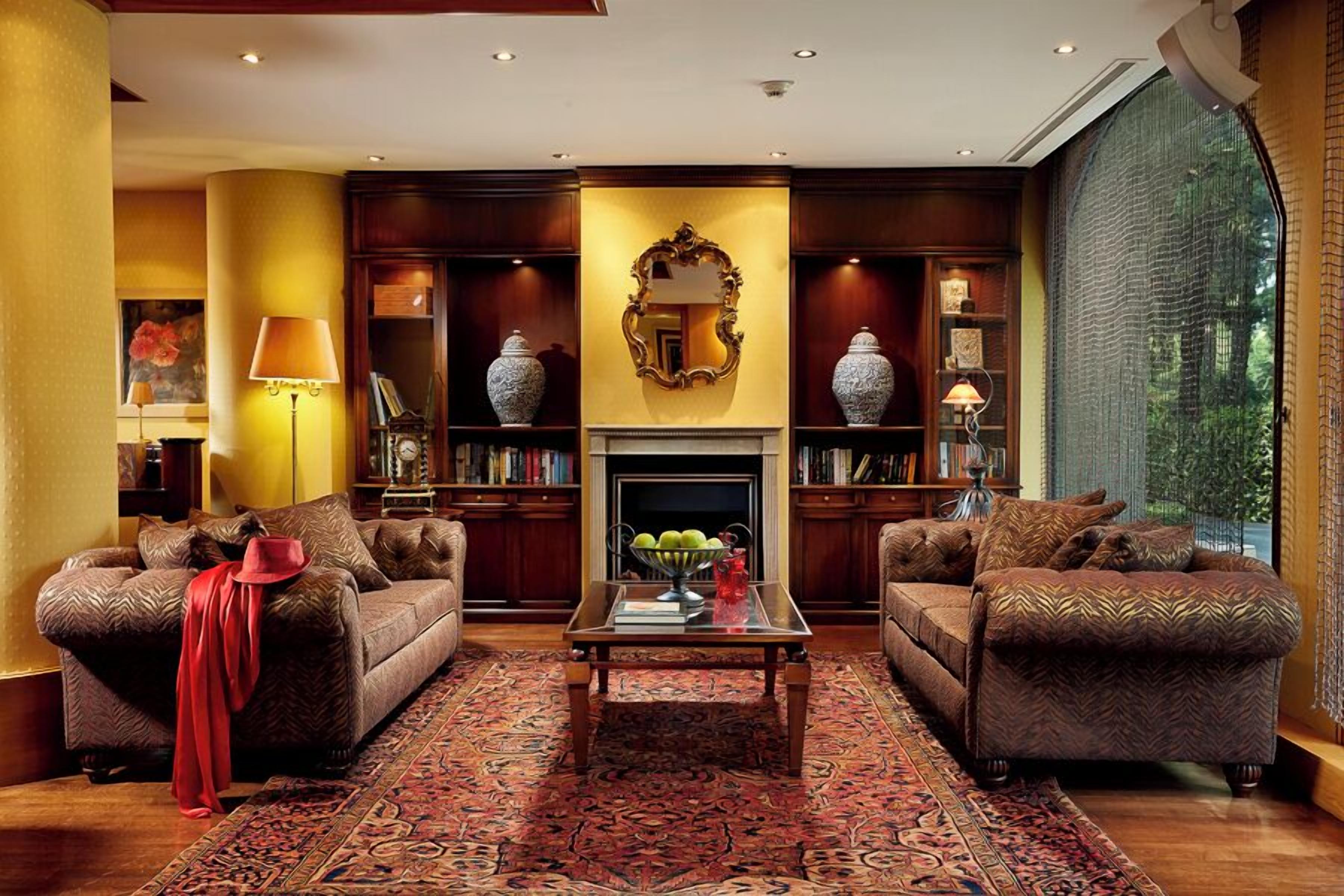 3 bars/lounges, poolside bar