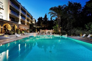 Piscine extérieure (ouverte en saison), parasols de plage