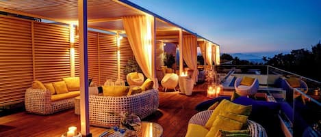 3 bares y bar junto a la piscina