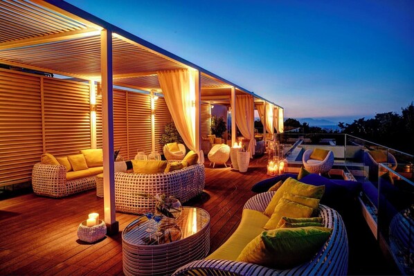 3 bars, bar en bord de piscine