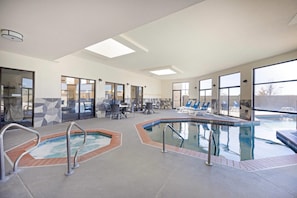 Una piscina techada, una piscina al aire libre
