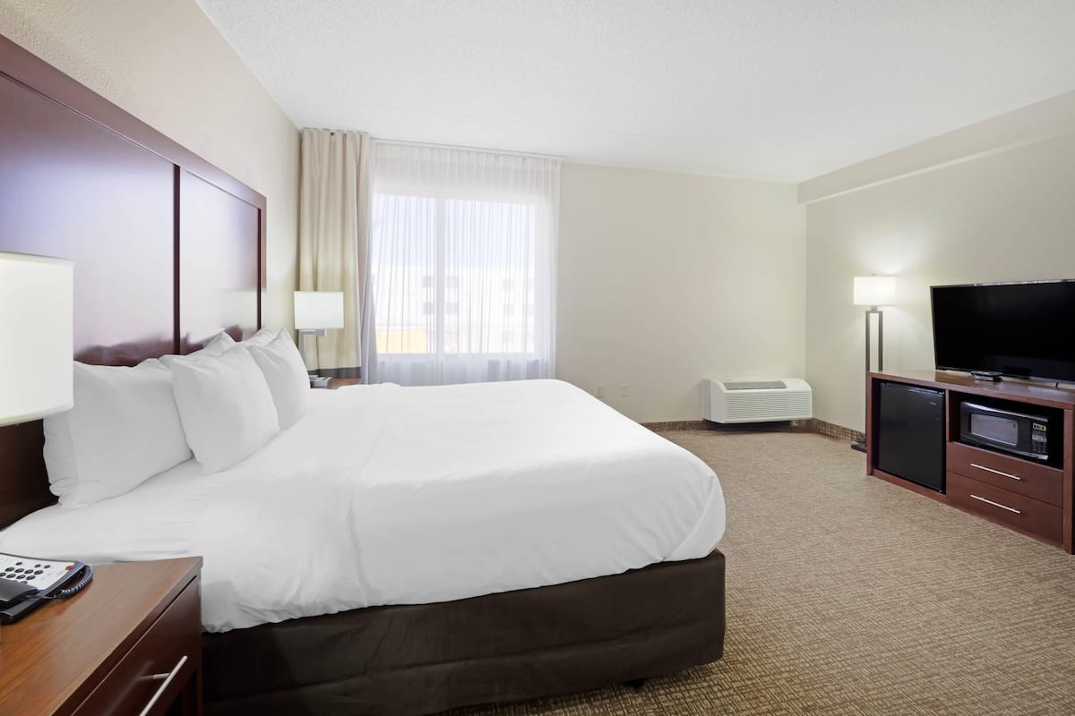 Room, 1 King Bed, Accessible, Non Smoking | Desk, blackout drapes, iron/ironing board, cribs (free)