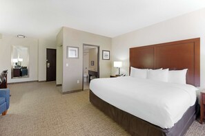 Bureau, rideaux occultants, fer et planche Ă repasser