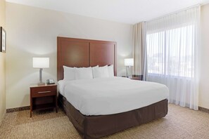 Desk, blackout drapes, iron/ironing board, free cribs/infant beds - Comfort Inn & Suites Wichita Northeast (Wichita)