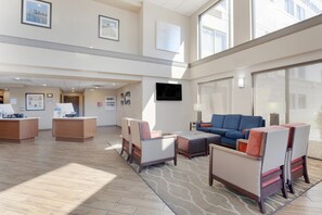 Lobby - Comfort Inn & Suites Wichita Northeast (Wichita)