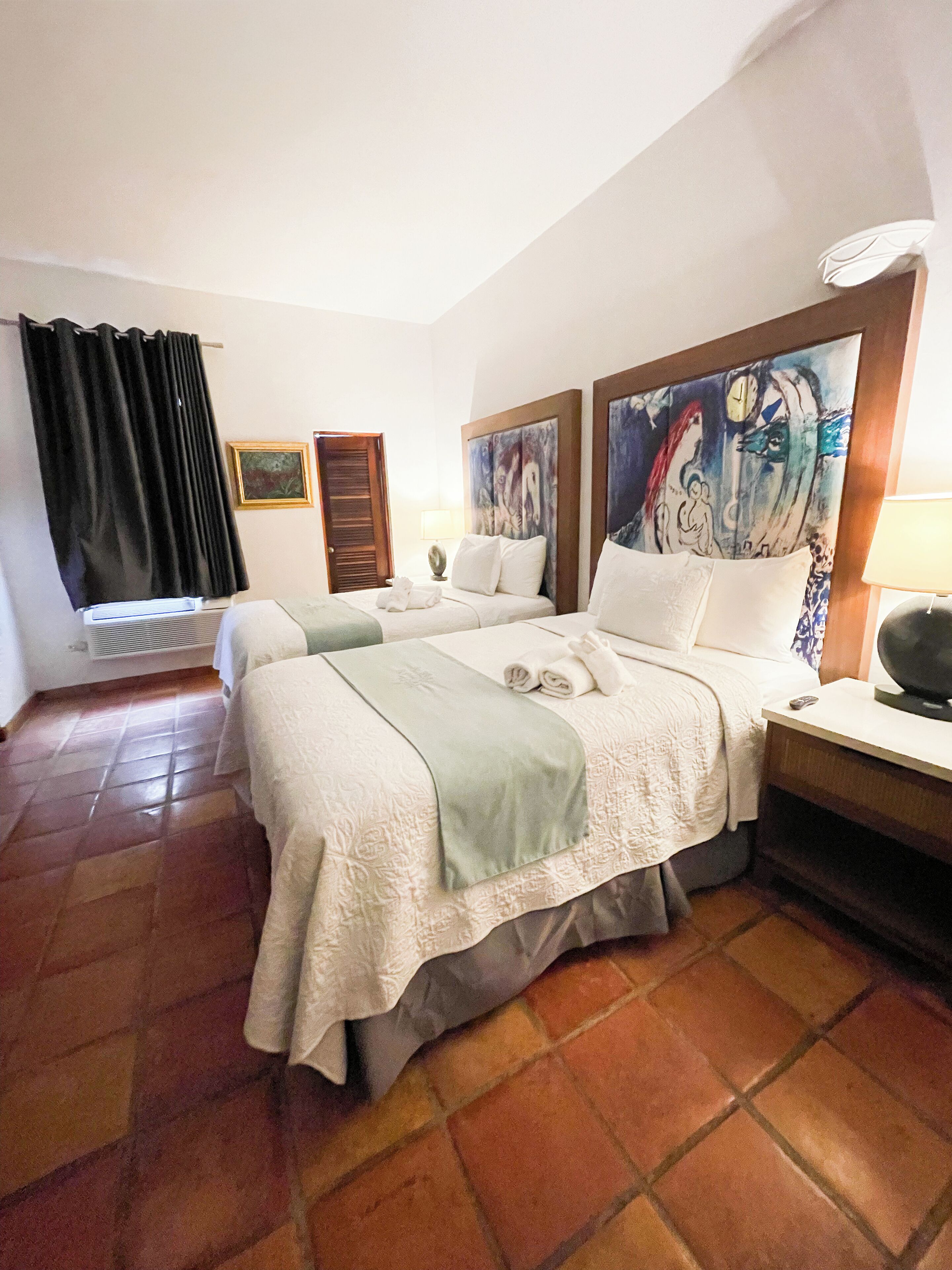 Rideaux occultants, fer et planche à repasser