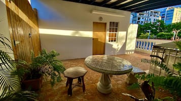 2 Bedroom Apartment Suite | ํ
๋ผ์ค/ํํฐ์ค