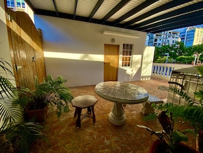 2 Bedroom Apartment Suite | شرفة/رواق