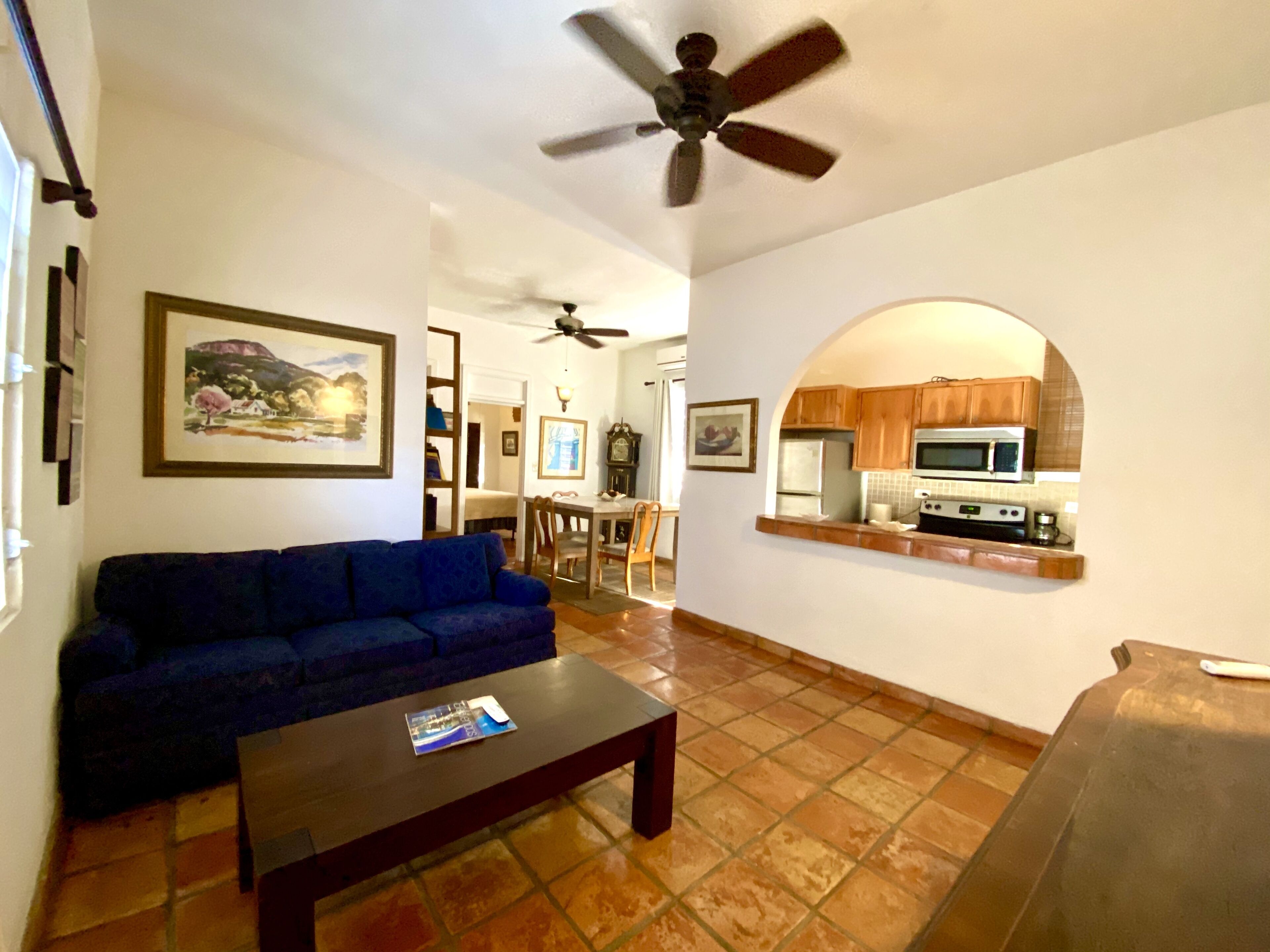 2 Bedroom Apartment Suite | Zona de estar | Una televisión