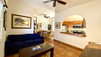 2 Bedroom Apartment Suite | Zona de estar | Una televisión