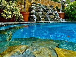 Una piscina al aire libre