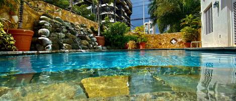 Una piscina al aire libre
