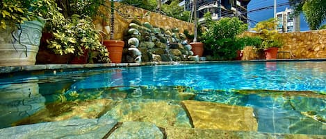 Una piscina al aire libre