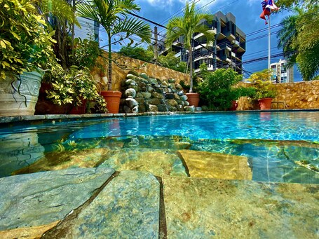 Cascada en la piscina