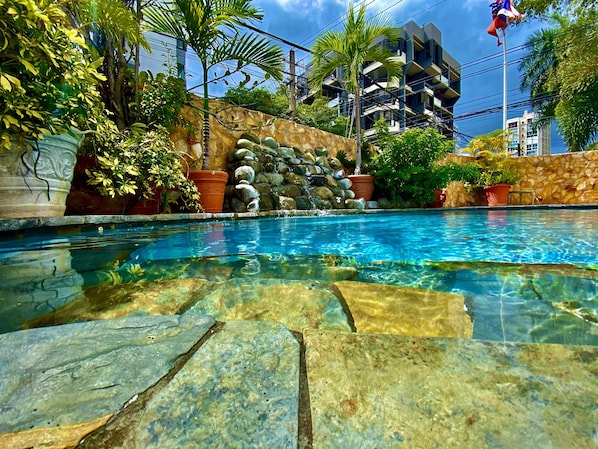 Una piscina al aire libre