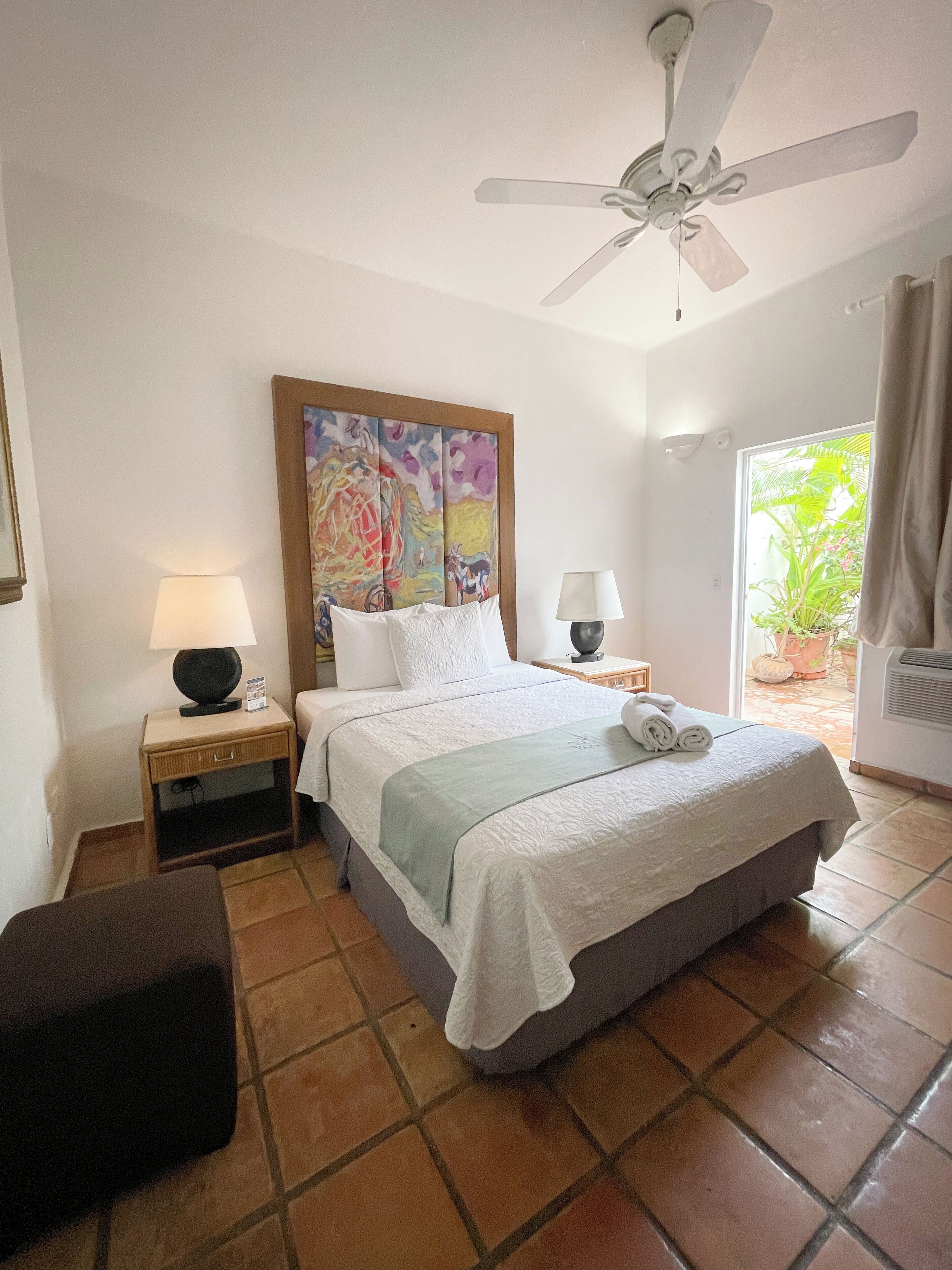 Rideaux occultants, fer et planche à repasser