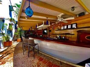 Sports bar - At Wind Chimes Boutique Hotel (San Juan)