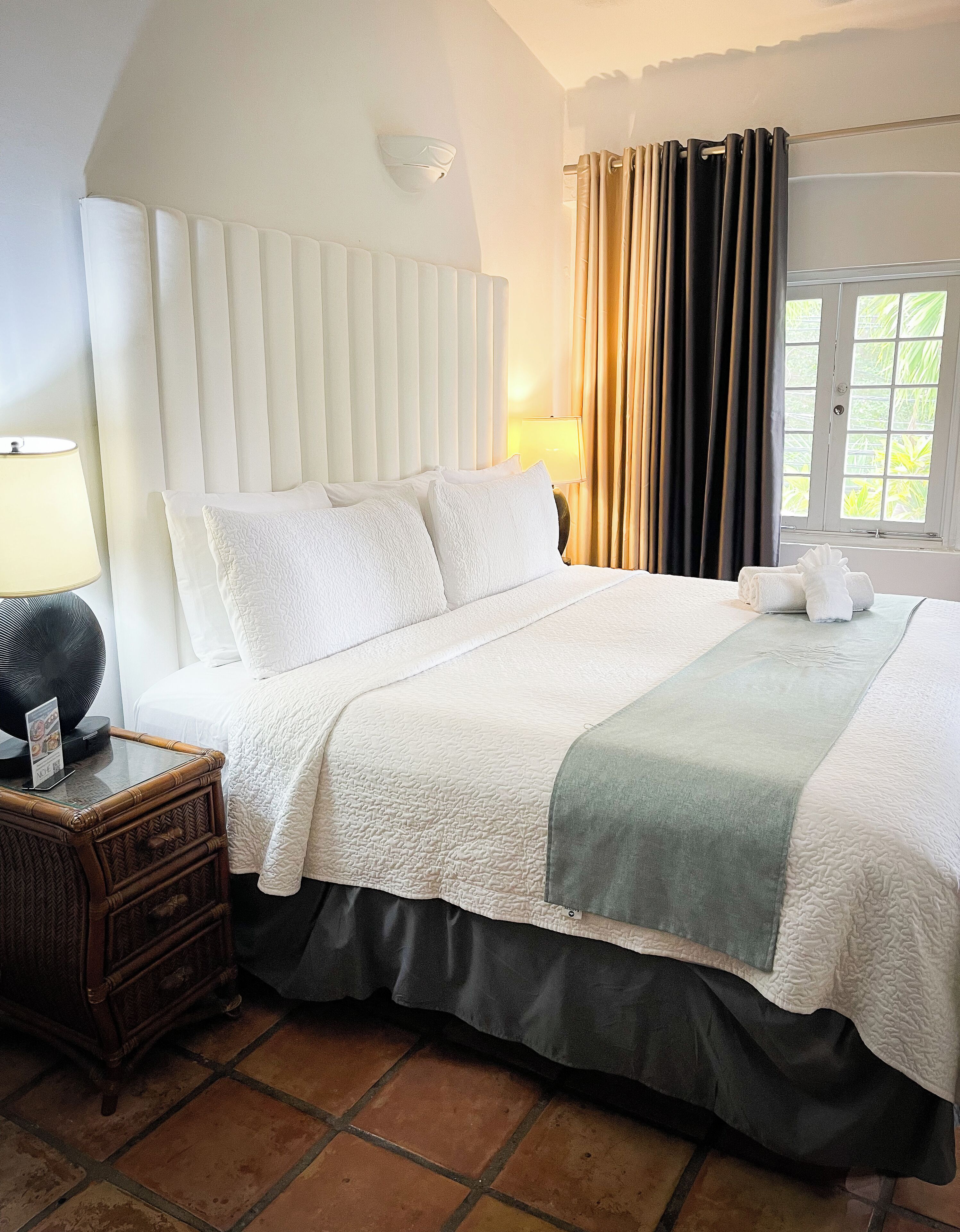 King Deluxe | Màn/rèm cản sáng, bàn ủi/dụng cụ ủi quần áo 