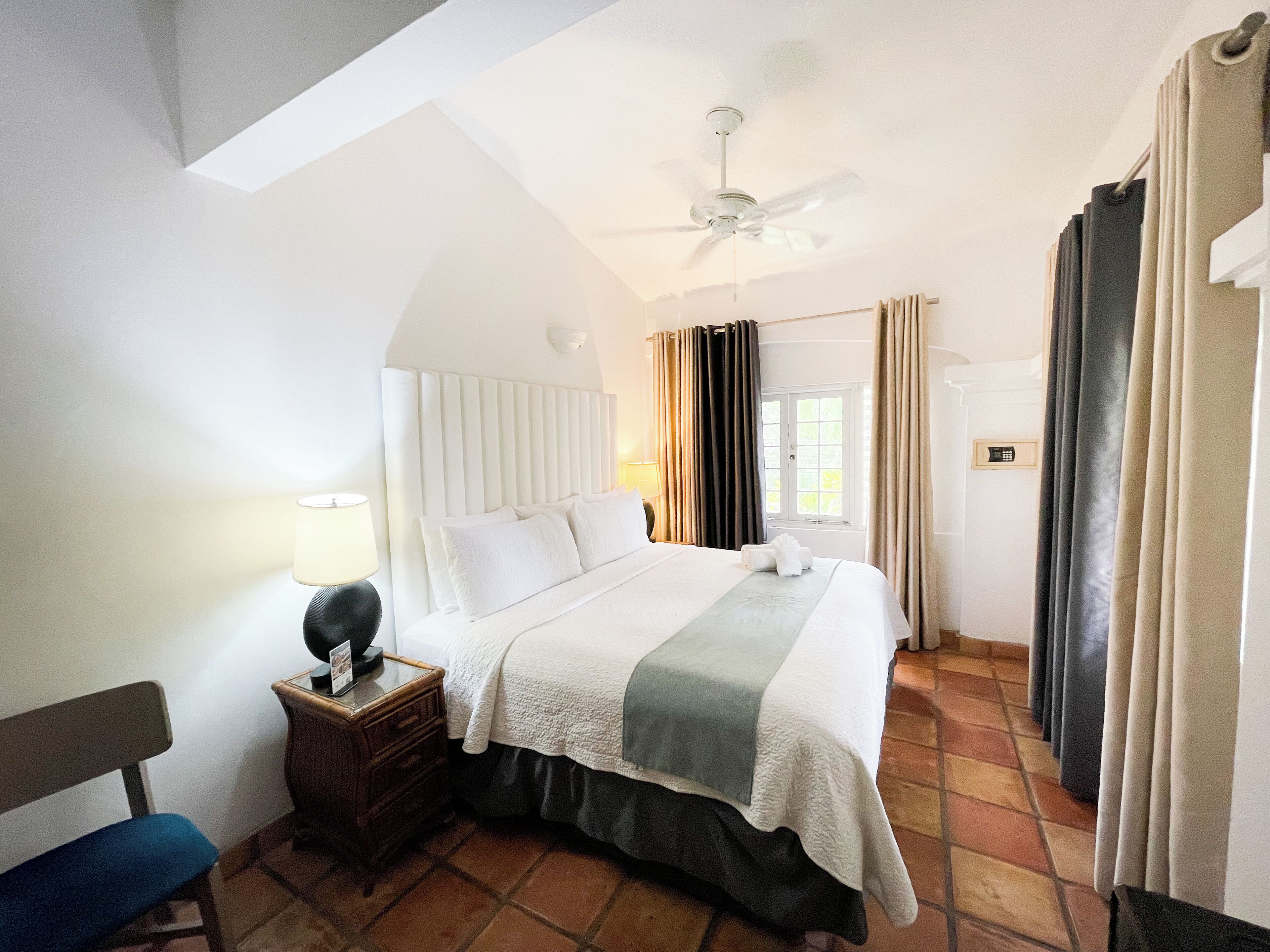 Rideaux occultants, fer et planche à repasser