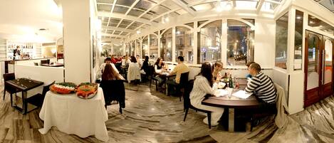 Petit déjeuner, déjeuner et dîner servis sur place