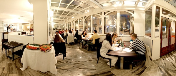 Petit déjeuner, déjeuner et dîner servis sur place