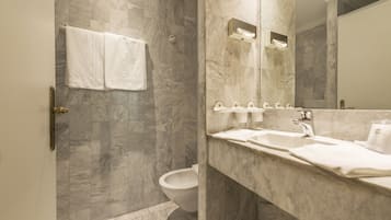Single Room | Bathroom | Shower, free toiletries, hair dryer, bidet